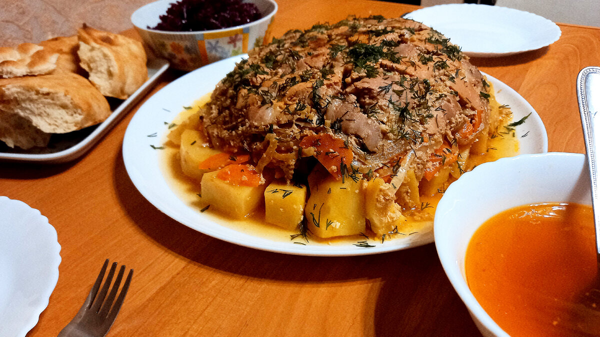 Ужины всегда сытные, потому что ориентируемся на главного мужчину - папу и мужа. Его супчиком после работы не прокормишь. На фото: дымляма, лепёшка, салат из свёклы и соус