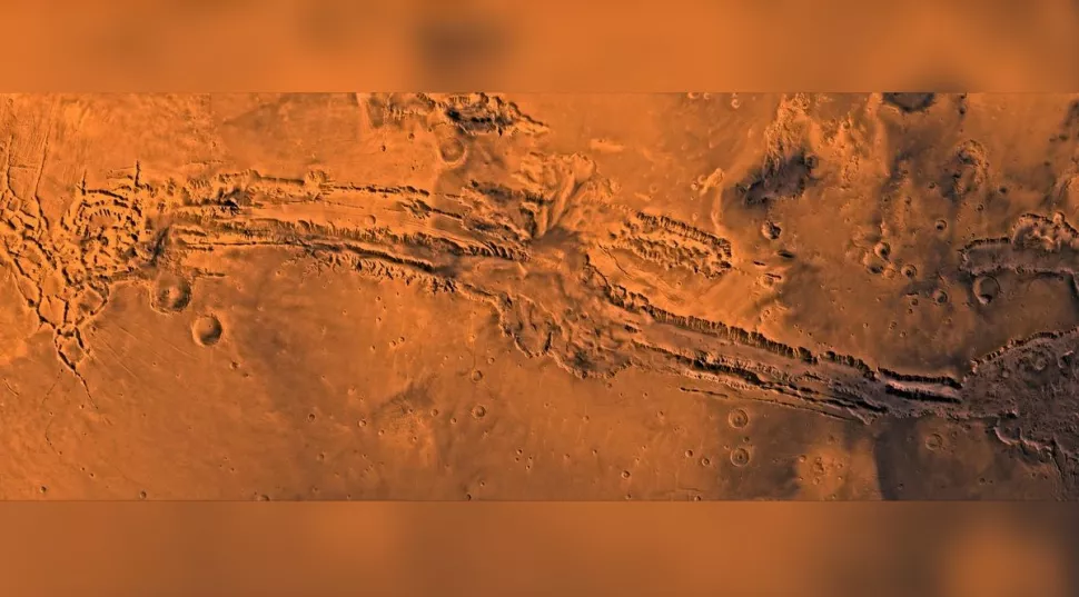 Цветное изображение долины Маринерис, великого каньона Марса. (Изображение предоставлено НАСА/JPL/USGS)