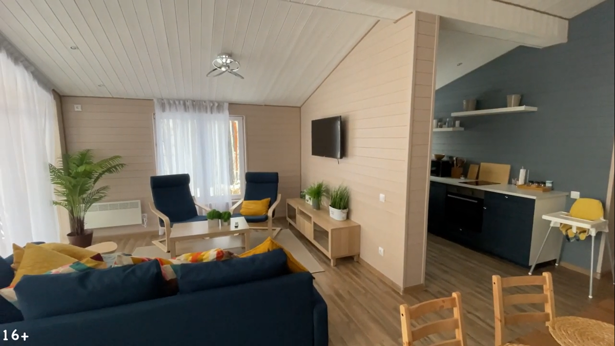 Комната условно разделена на 3 зоны: кухня, столовая и зона отдыха.