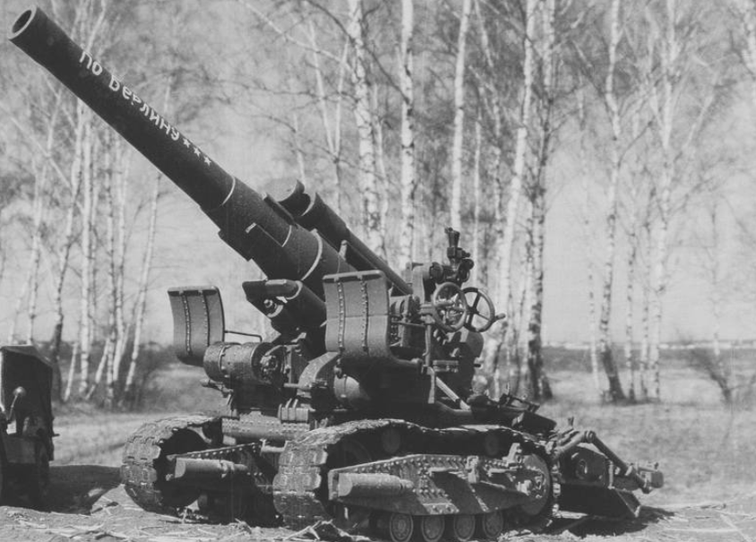 Советская гаубица большой (особой) мощности калибра 203,2 мм. Полное официальное название орудия - 203-мм гаубица образца 1931 года. Во время Советско-финской войны это орудие использовалось для разрушения ДОТов и ДЗОТов линии Маннергейма. За это финны прозвали гаубицу «кувалдой Сталина». Оно активно и успешно использовалось во Второй мировой войне. Б-4 (индекс ГАУ — 52-Г-625) — советская гаубица большой (особой) мощности калибра 203,2 мм (8 дюймов). Полное официальное название орудия — 203-мм гаубица образца 1931 года. Во время Советско-финской войны это орудие использовалось для разрушения ДОТов и ДЗОТов линии Маннергейма. За это финны прозвали гаубицу «кувалдой Сталина». Оно активно и успешно использовалось во Второй мировой войне. Благодаря мощности, превосходной баллистике 1—12 переменных зарядов и углу возвышения 60° обеспечивался выбор оптимальной траектории для поражения разнообразных целей. 203-мм гаубица обр. 1931 г. оправдала все возлагавшиеся на неё надежды. Она успешно использовалась как при прорыве укреплённых полос, так и при штурме крепостей и в уличных боях в больших городах, а после окончания Великой Отечественной войны долго состояла на вооружении Советской Армии как в буксируемом варианте, так и на самоходном лафете.