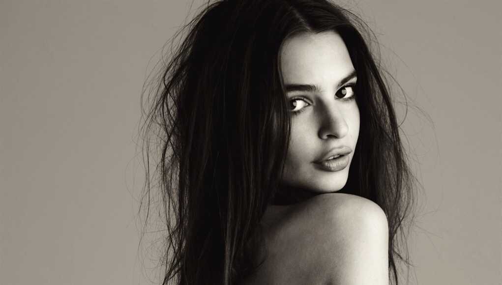 Эмили Ратажковски – талантливая американская модель, которой удалось за короткое время привлечь внимание к своей персоне и стать новым секс-символом современности. У себя в стране девушка уже широко известная модель, однако только набирает обороты за ее пределами. Эмили не теряет ни минуты времени, поэтому уже успела запомниться не только как модель, но и зарекомендовала себя как талантливая и перспективная актриса.