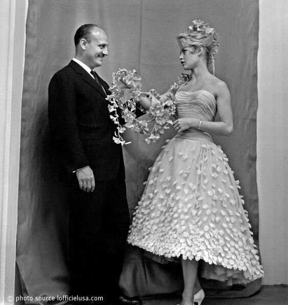 Кутюрье Пьер Бальмен и Брижит Бардо на съёмках фильма "Невеста слишком хороша"