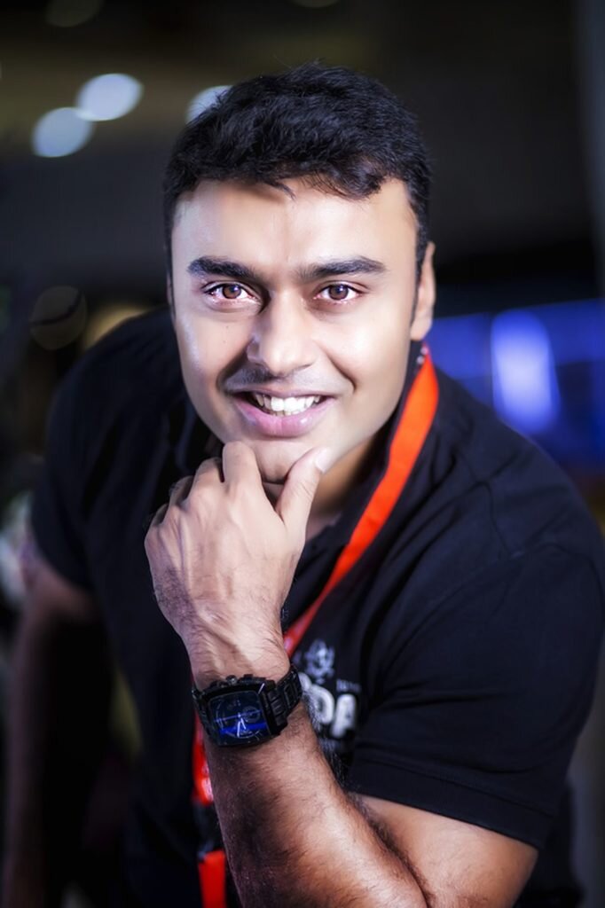 на фото: Sanak Roy Choudhury