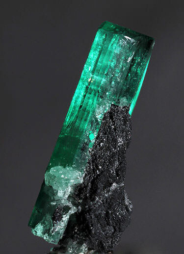 На фото: Природный изумруд в горной породе