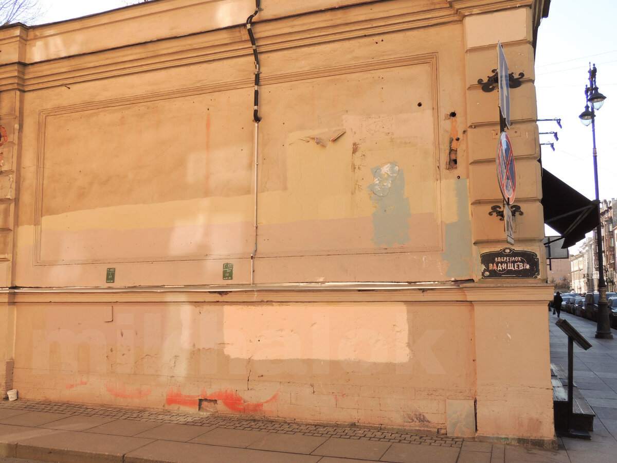 Закрашенная стрит-арт галерея.