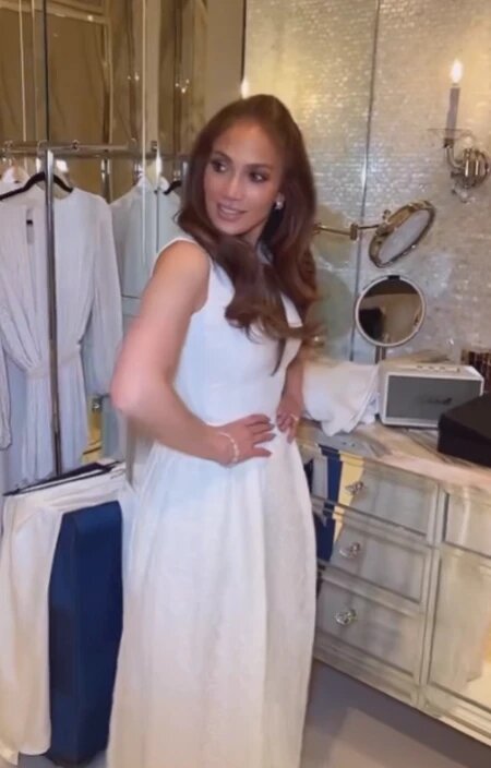 Дженнифер Лопес в нарядном белом платье. Фото: скрин onthejlo.com/