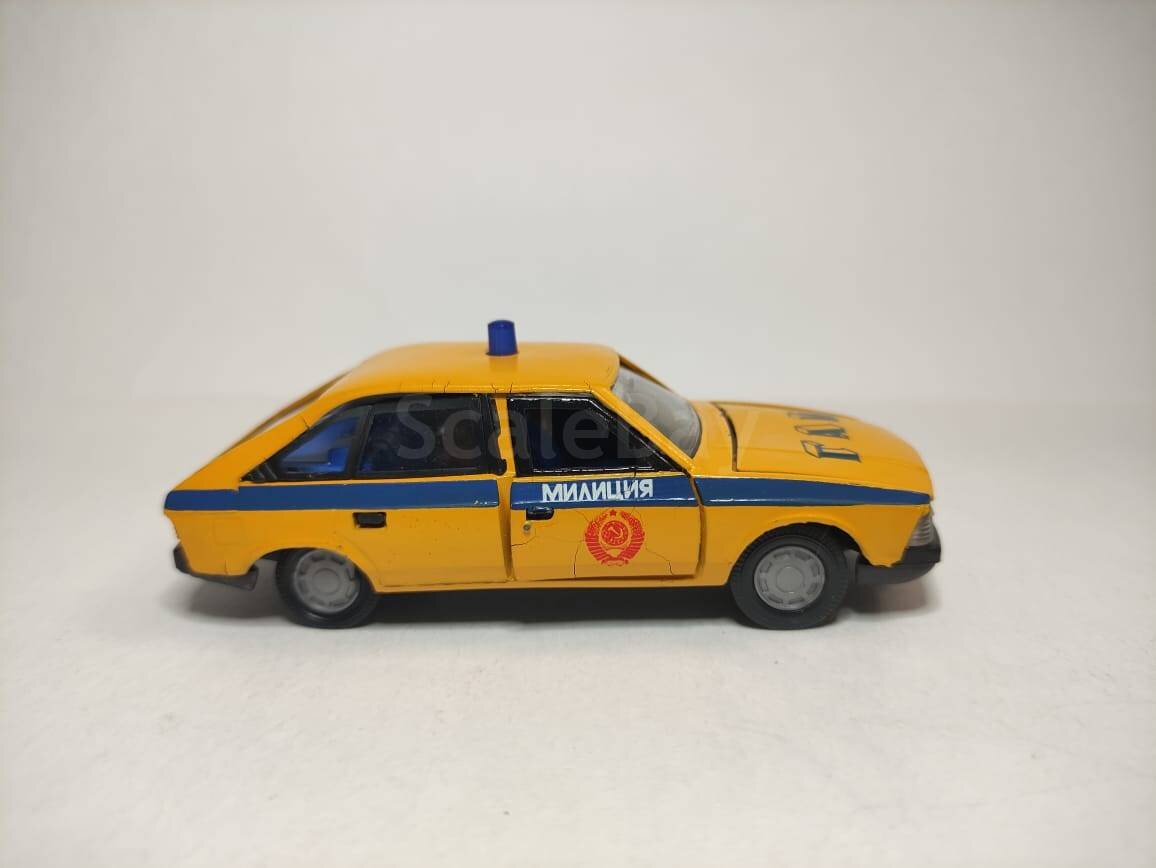 Серийный вариант с полосой по бортам и объемным тампом. Период выпуска таких Москвичей пришелся на конец 90-х - все или большая часть моделей зачумела. 