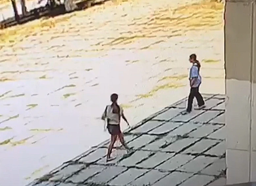 Девочки слоняются около школы