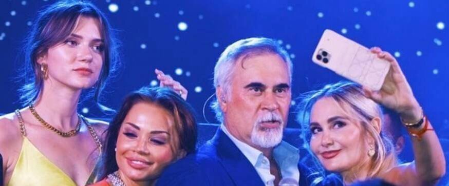    Валерий Меладзе с поклонницами в МонакоСоцсети