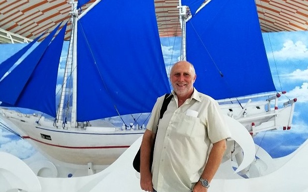 Фото какого-то мужика на фоте яхты с голубыми парусами, бороздящего Яванское море