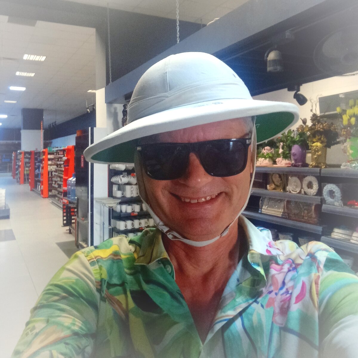 КИПРНАШ примерил в турецкой лавке пробковый шлем сахиба)))