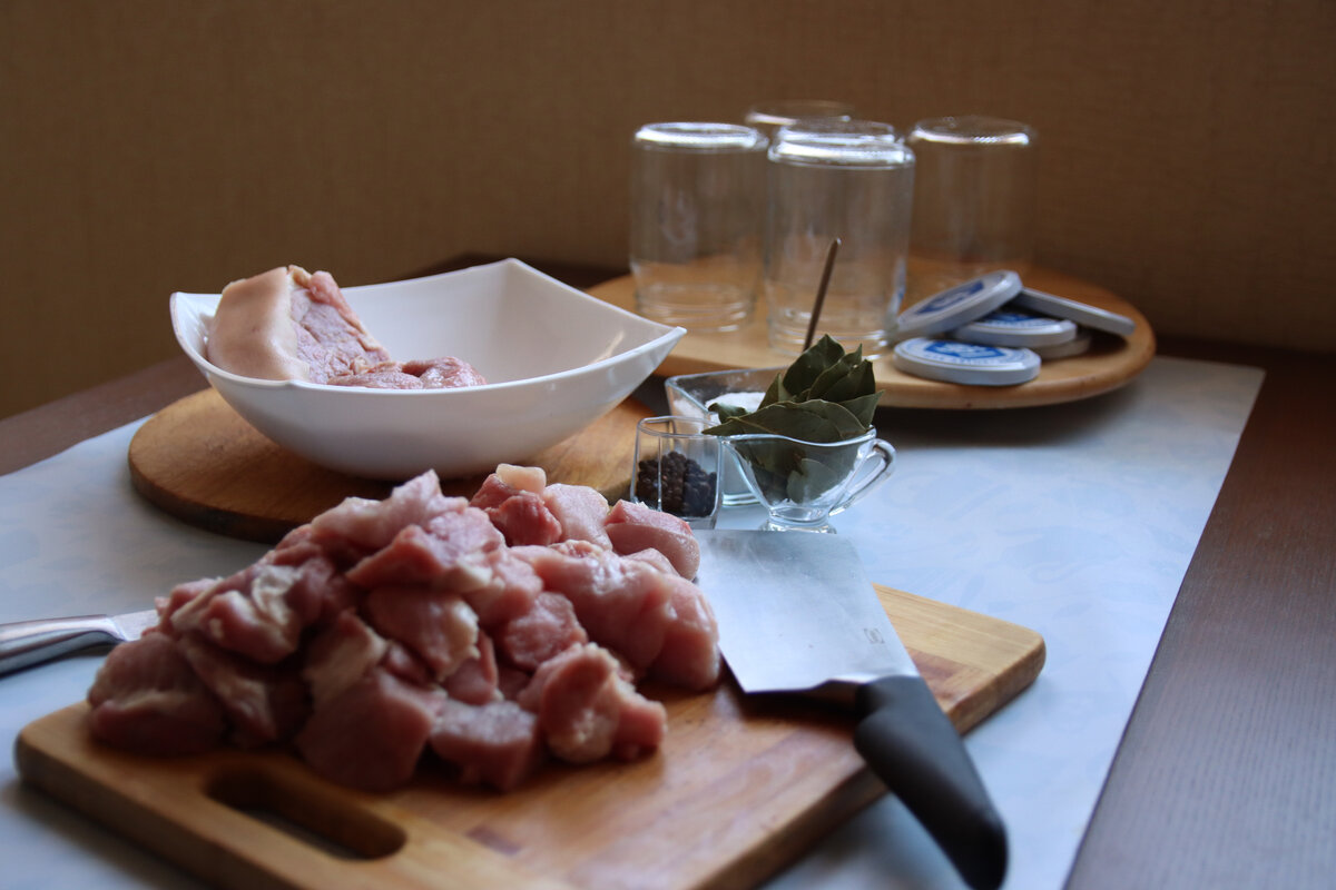 Разделка мяса и раскладка по банкам - все это заняло 15 минут