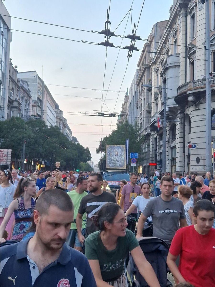 Анти-гей парад в Белграде. Кстати, видела фотки, где несут портреты Путина. Может показаться смешно, но это только на первый взгляд.