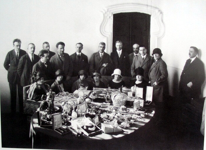 Это комиссия, которая отбирала в 1927 году изделия для продажи на аукционе «Кристи» в Лондоне