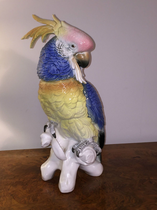 А вот - та же статуэтка на столе в помещении. Фото взято из свободного доступа в интернете.