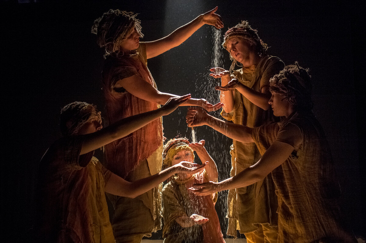 Сцена из спектакля Ивана Поповски "Земля"