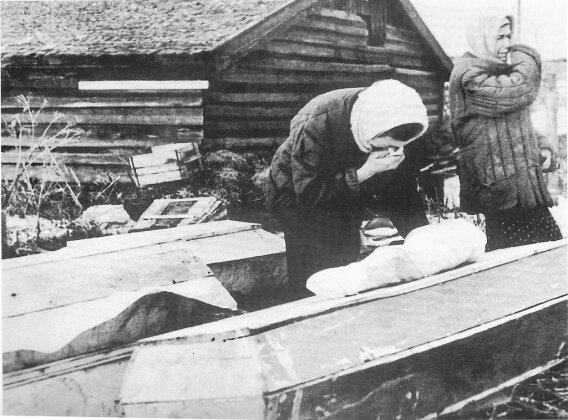    Похороны ребенка на Волковском кладбище в блокадном Ленинграде. Март–апрель 1942 г