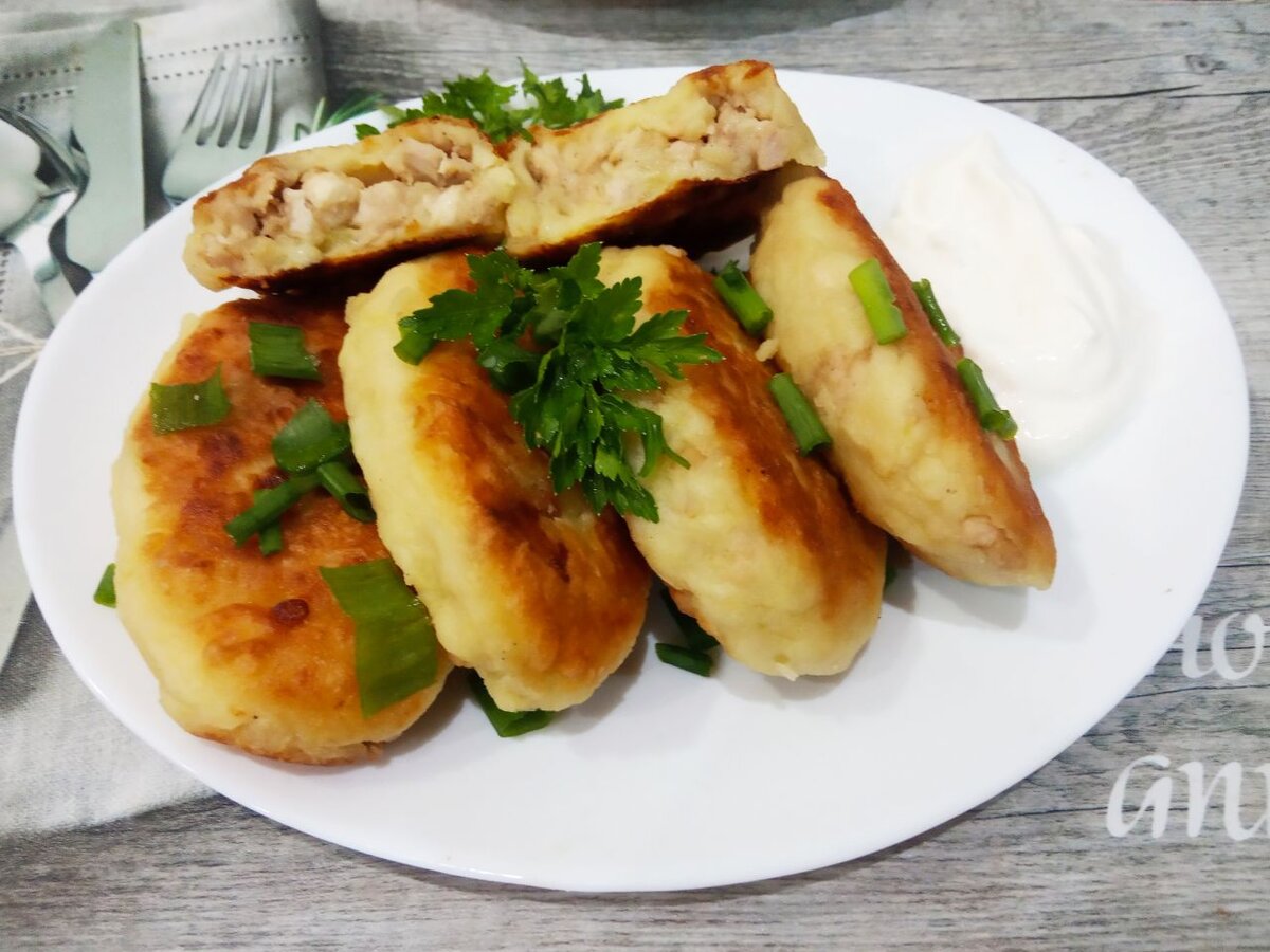 Картофельные пирожки с сыром сулугуни