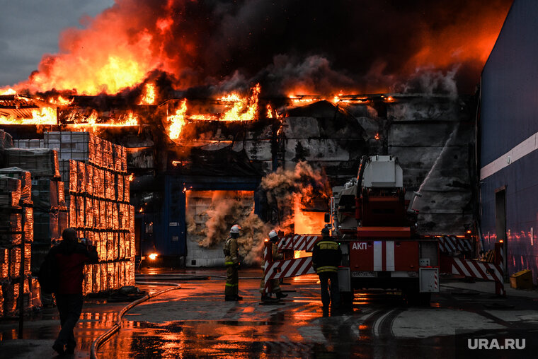    Возгорание на складе произошло из-за нарушений правил пожарной безопасности