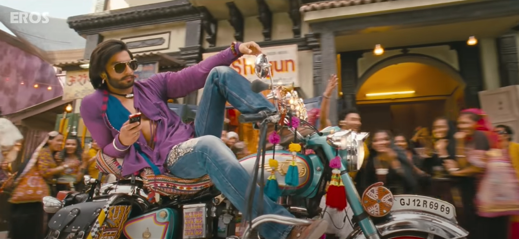 Да, это едущий мотоцикл. Да, герою удобно. 