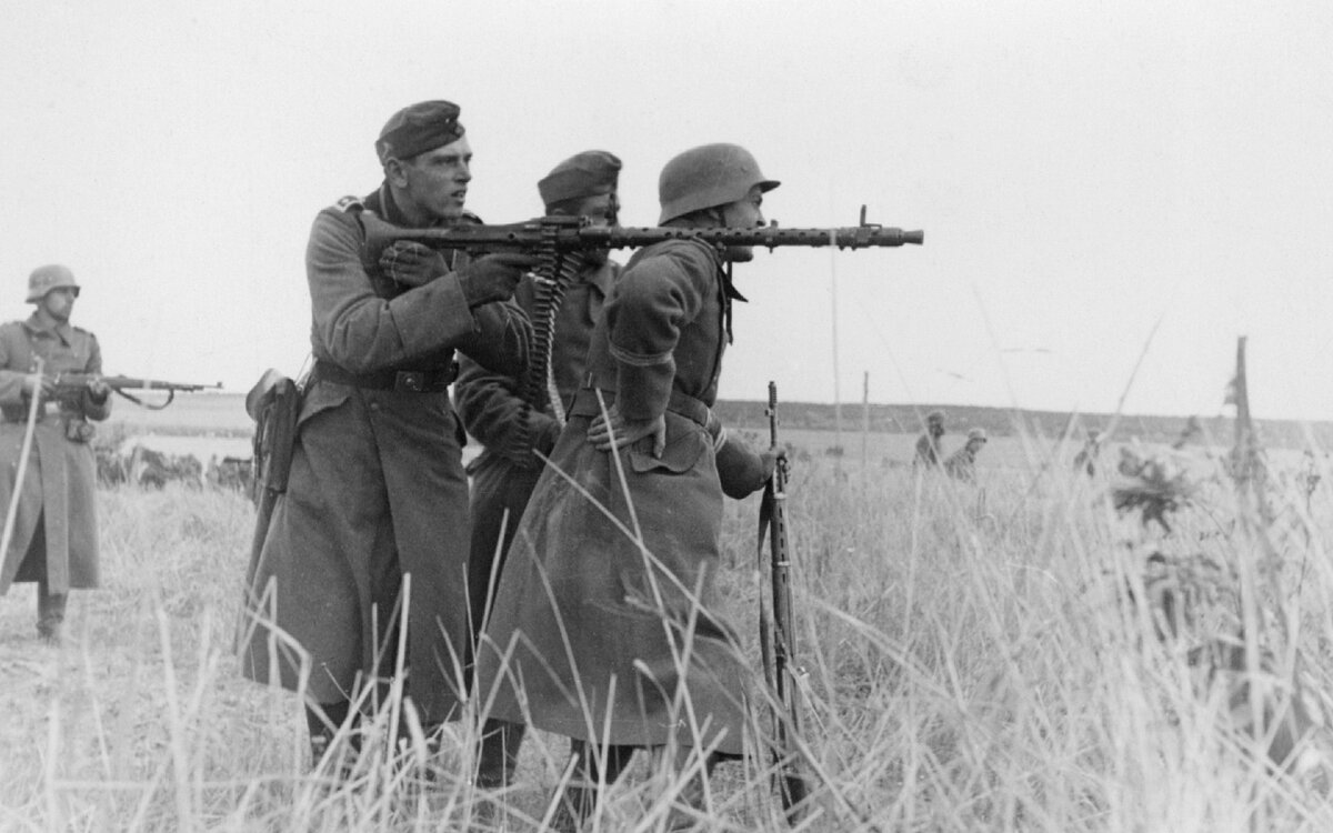 Немецкий пулемётчик.