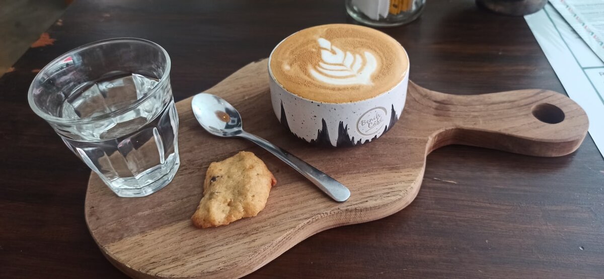 Чашечка капучино красивая, но очень маленькая