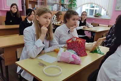    Школьница из Лобни, победившая во Всероссийском творческом конкурсе с ажурной салфеткой ©