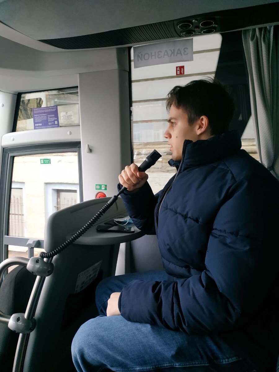 Кадр с автобусной экскурсии - я веду рассказ за микрофоном