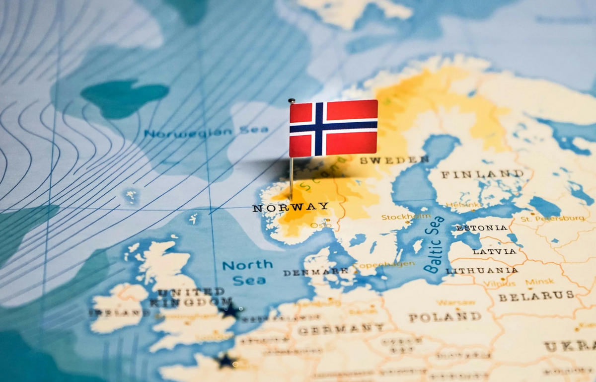 Европейские страны с морем. Норвегия на карте. Территория Норвегии. Норвегия на карте с флагом.