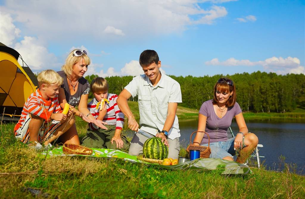 Развлечения на реке. Летний пикник на природе. Семья на пикнике. Пикник с семьей на природе. Отдыхаем на природе.