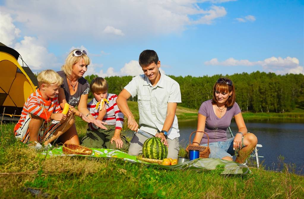 Пикник с семьей на природе. Отдыхаем на природе. Люди отдыхают на природе.