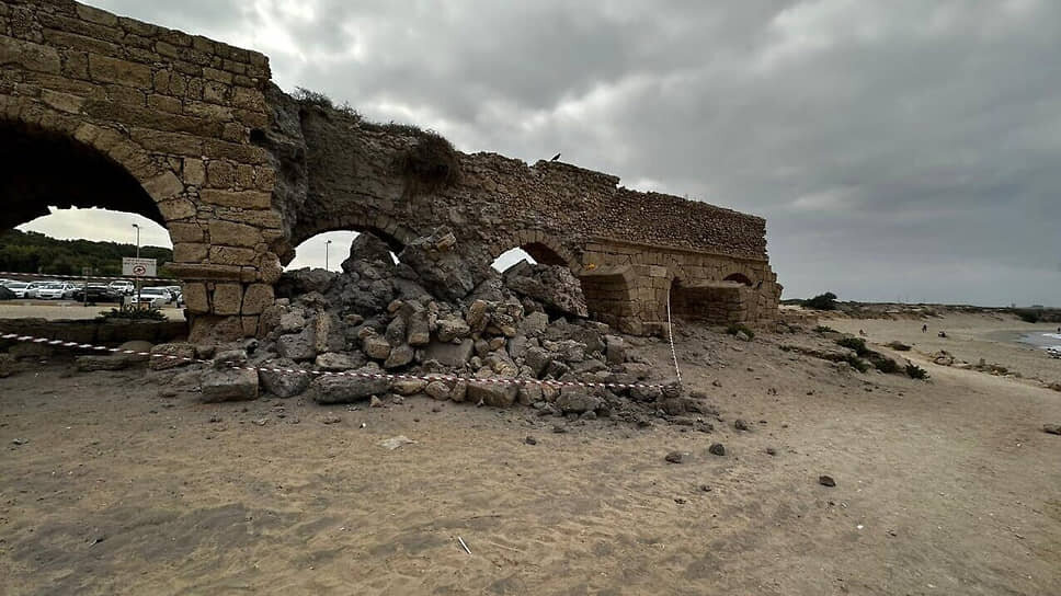 Фото: Muhammad Khater / Israel Antiquities Authority📷Обрушившаяся арка древнеримского акведука в Кейсарии