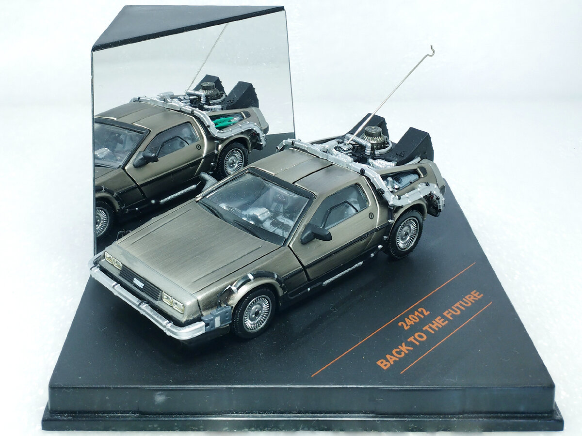 Машина времени DeLorean DMC-12 в масштабе 1:43 (из к/ф 