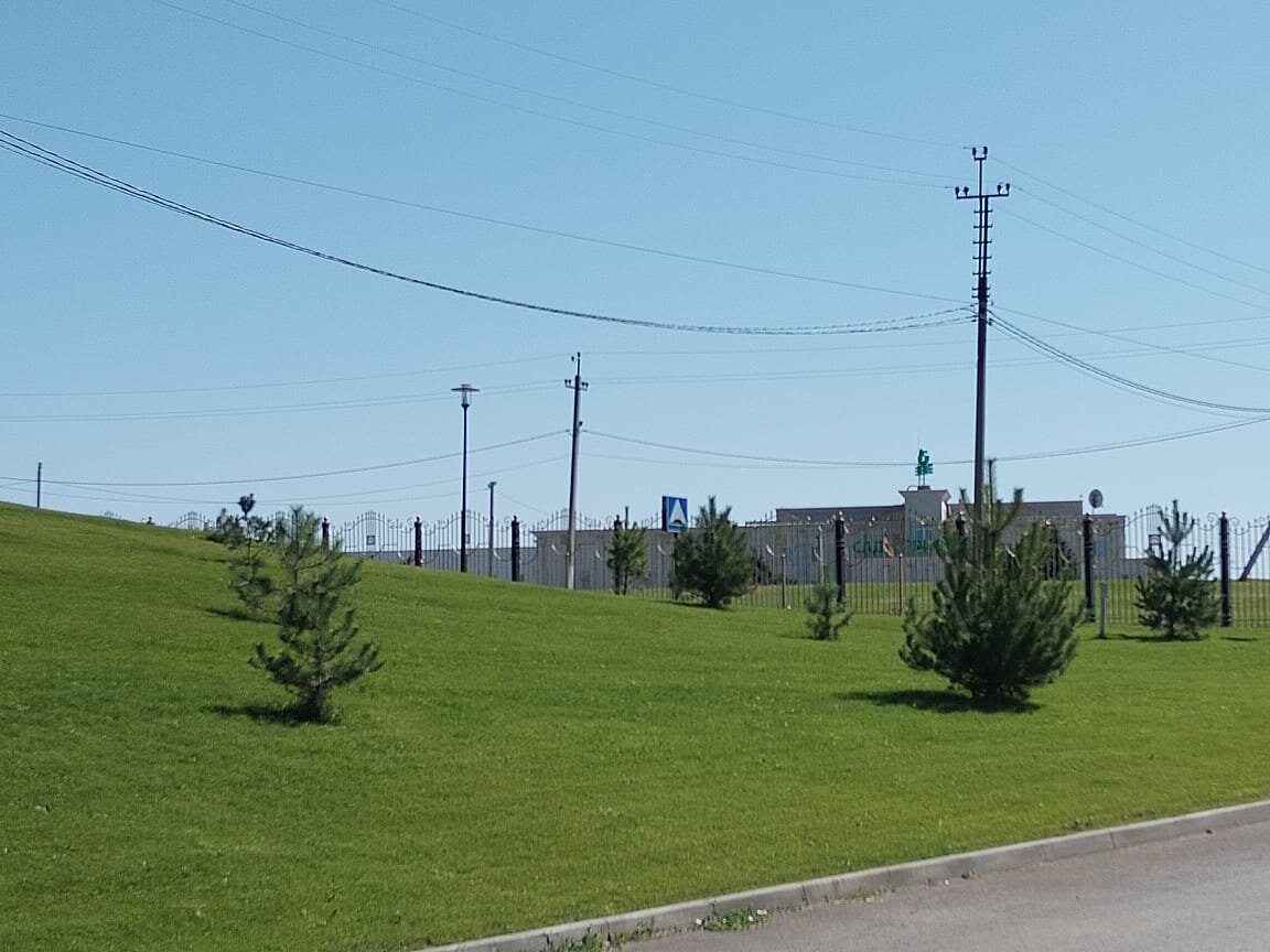 А вон там, вдали - сам завод.