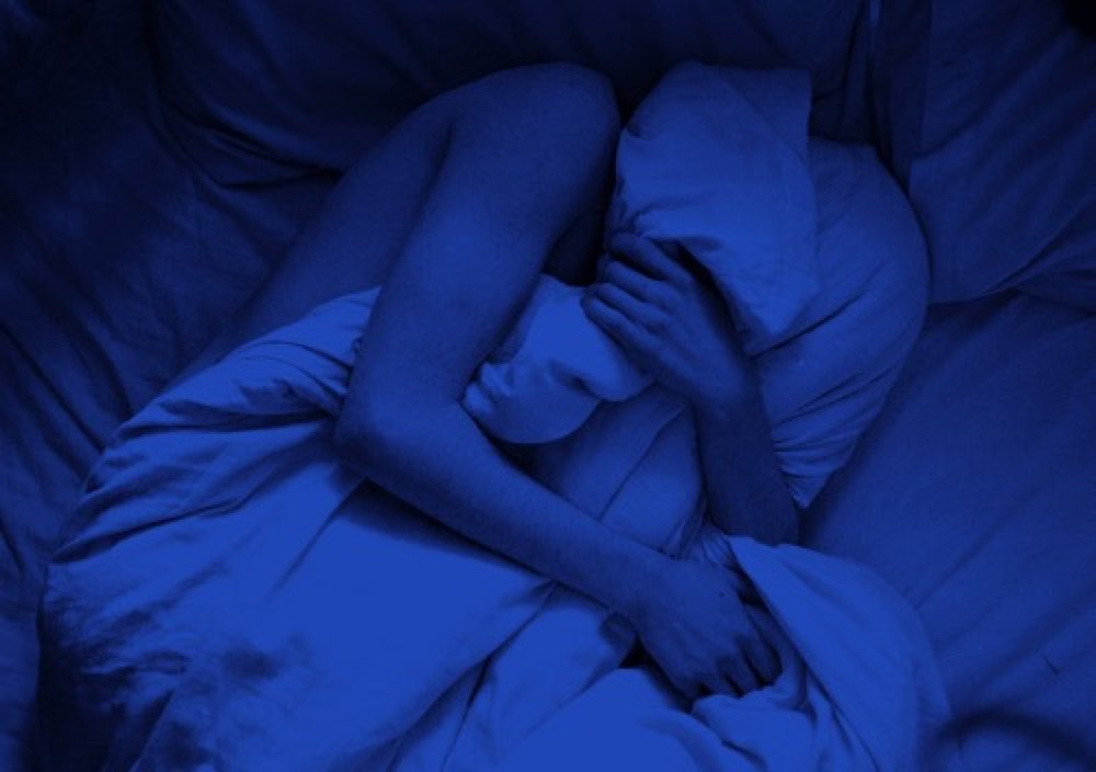 Под одеялом сестренкой. Девушка в постели ночью. Девушка в кровати ночью. Сон в темноте.