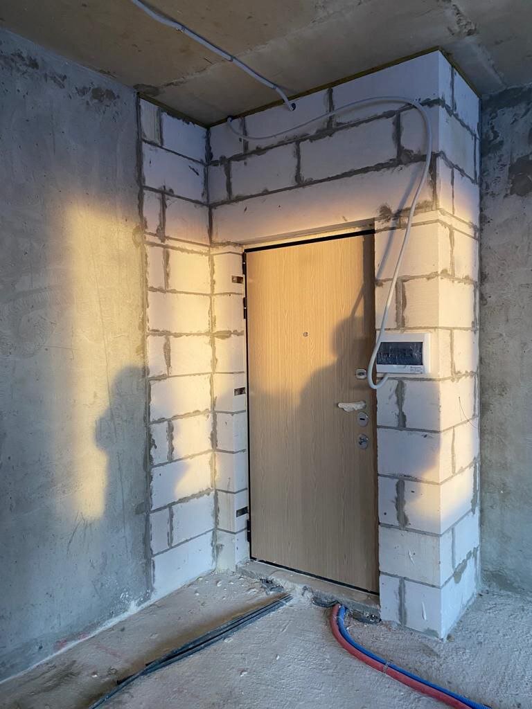 Прихожая с навесным эектрическим щитком в квартире ЖК "Румянцево парк" 