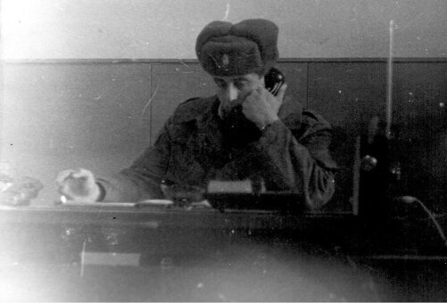 Сижу себе в канцелярии, никого не  трогаю и вдруг -вот оно.. Автор на Пятой заставе Московского  1991 год