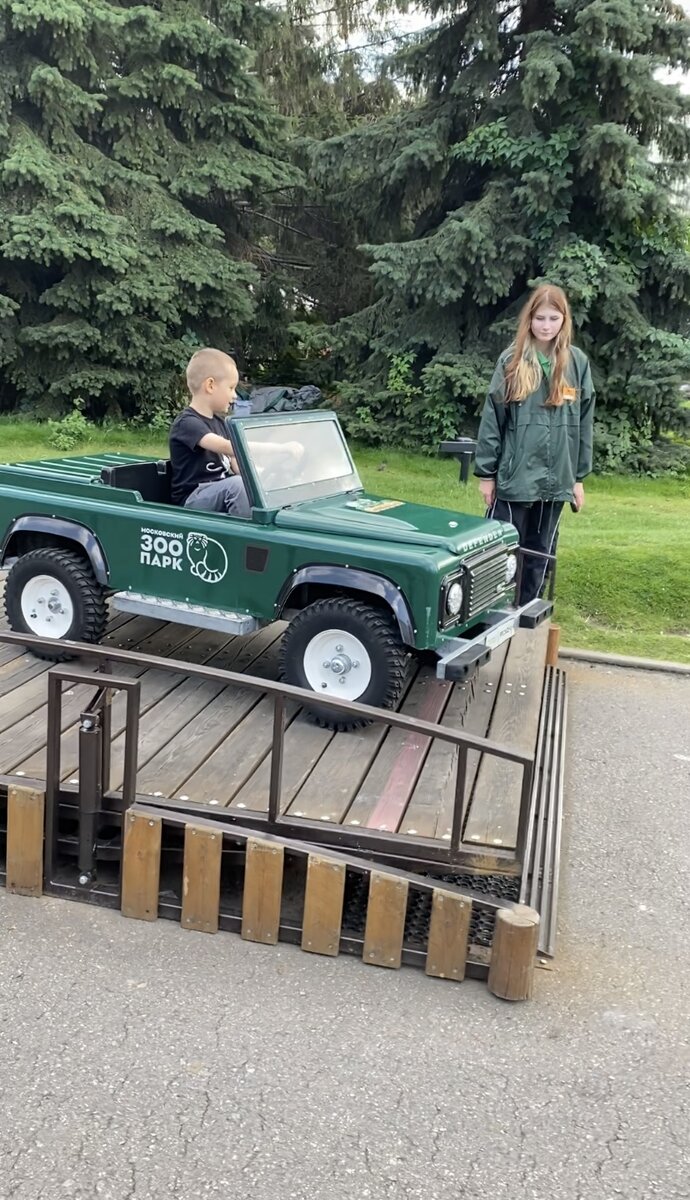 Фотография из личного архива. Первое препятствие  - подвижный мост. Электрокар немного зависает на середине, а потом опускается вместе с мостом. Получается большой балансир. 