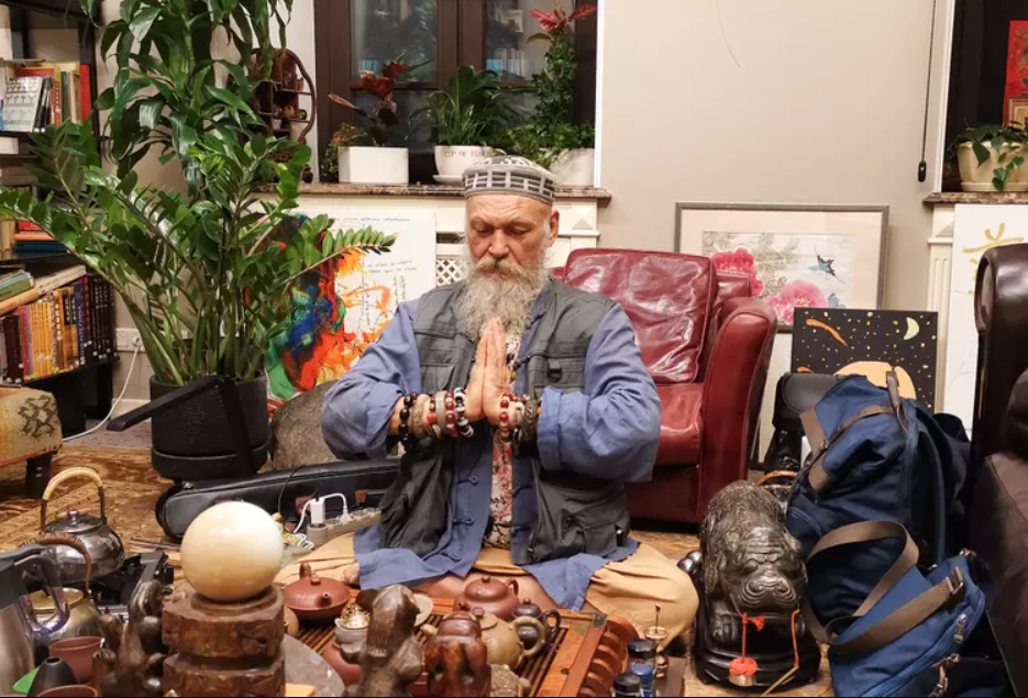 Бронислав Брониславович за чаем