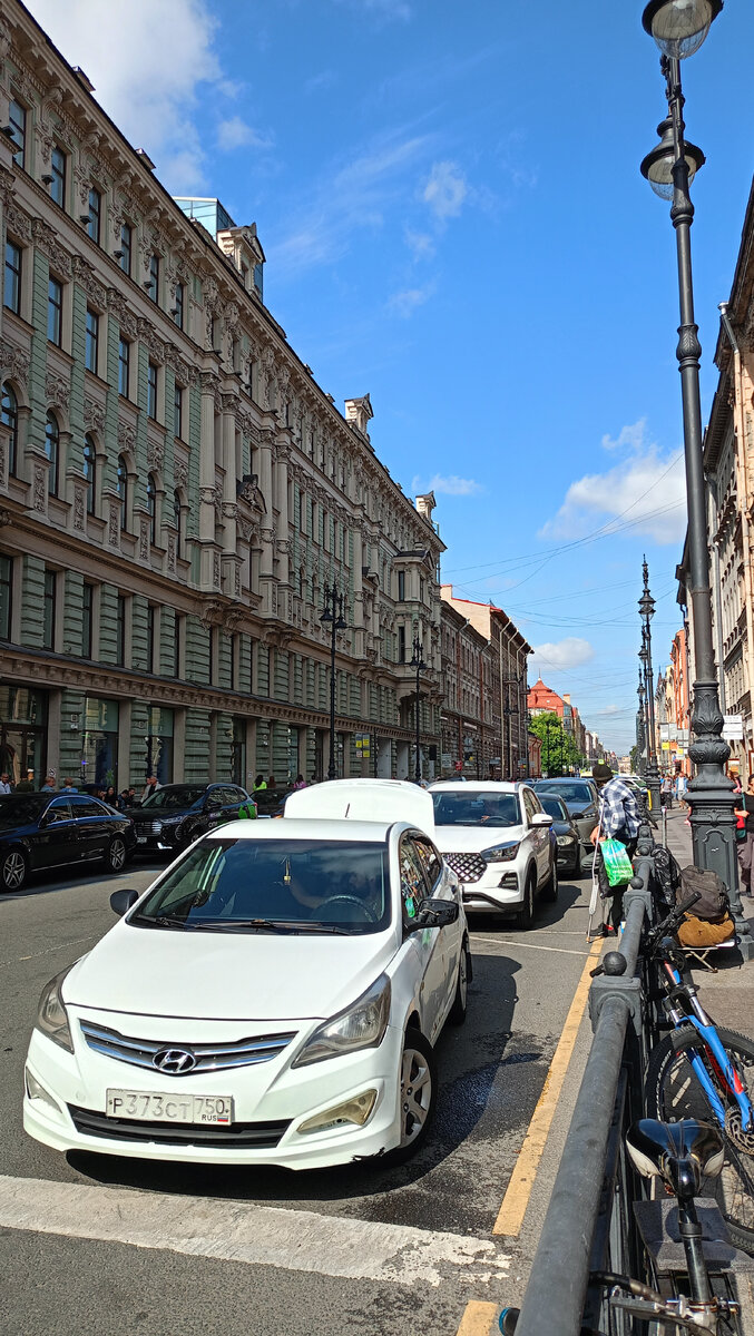 Улица Восстания рядом с метро. По ней мы потом обратно пришли. А туда пошли от метро по Лиговскому проспекту