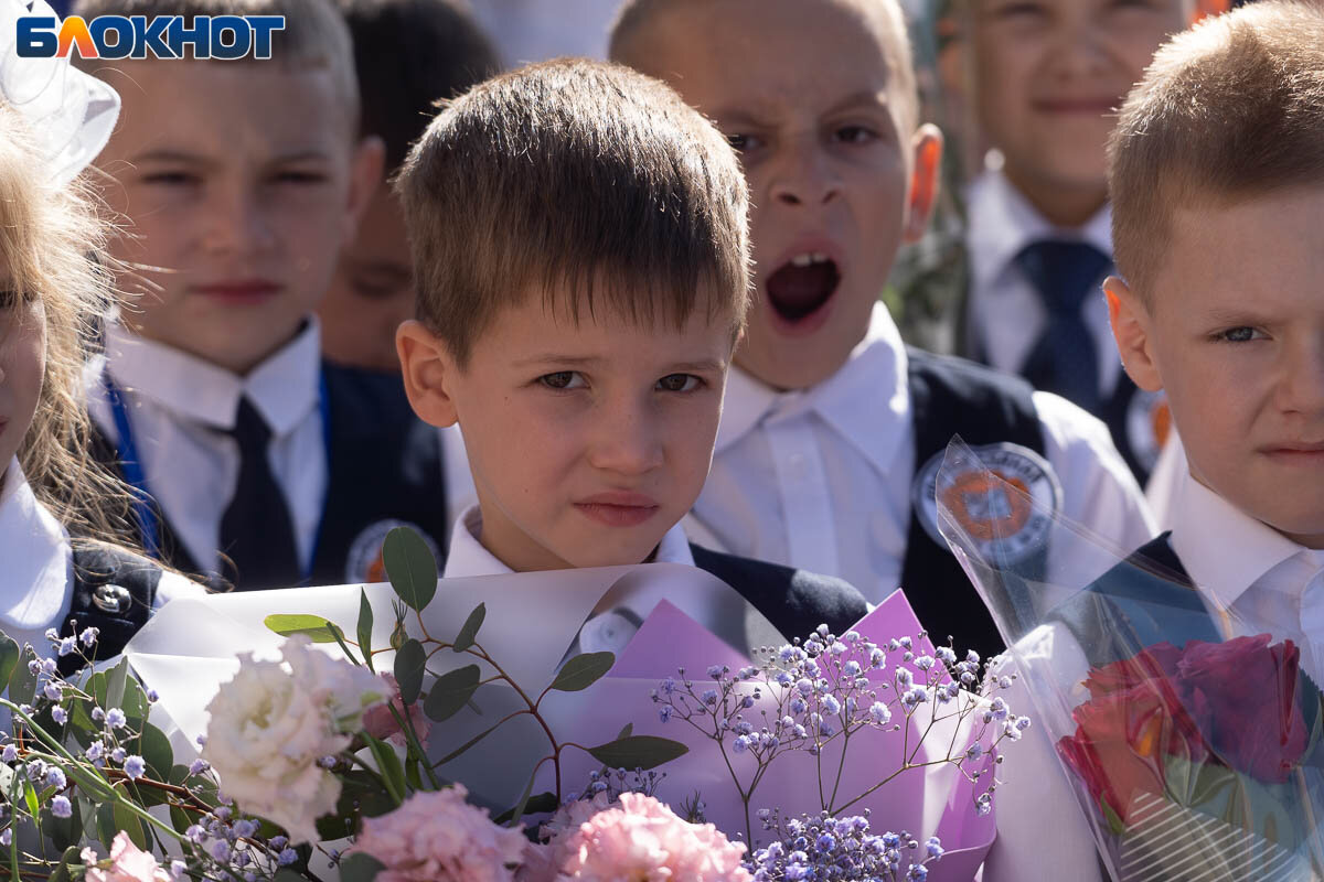 4 сентября волгоград. Линейка в школе 12 февраля. 1 Сентября линейка 1 класс 2018 год город Курск. 1 Сентября линейка 1 класс 2018 год. Ебланы Школьная линейка.