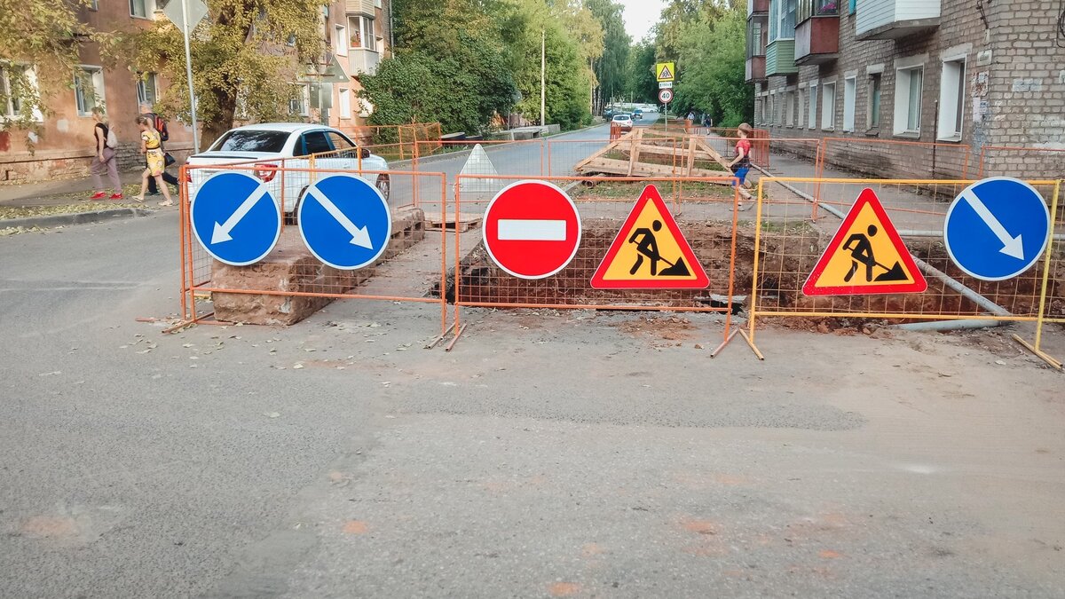     Сотрудники коммунальных служб пожаловались на водителей, бросающих свои авто прямо на колодцах и в местах проведения ремонтных работ.