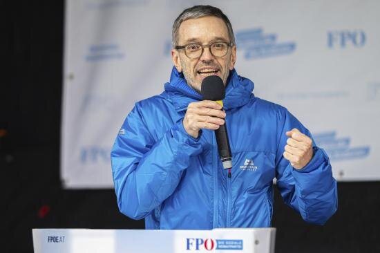 Лидер австрийской партии свободы Герберт Кикль выступает во время демонстрации в Вене, Австрия. 