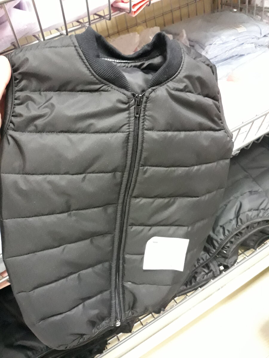 Жилет детский утеплённый, хорошего качества, швы аккуратные, молния легко застёгивается. Цена смешная 199 рублей. Если сравнить с детскими магазинами то там цена будет выше однозначно. А вобще за 199 рубле можно купить майку с трусами и не более ну или колготочки 1 шт. Вот так!