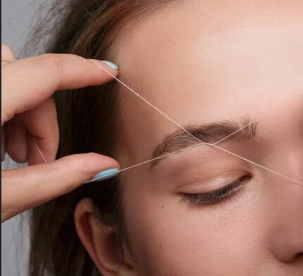 Следует отказаться не только от депиляции нитью и воском, но и от пинцета