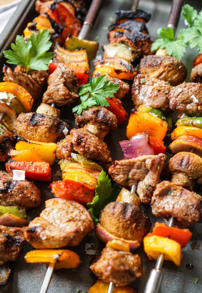 Соглашусь, сочетание совсем непривычное, но поверьте, оно придаст мясу пряный кисло-сладкий вкус и румяный золотистый цвет. Рецепт написан в расчёте на 1кг свинины. 