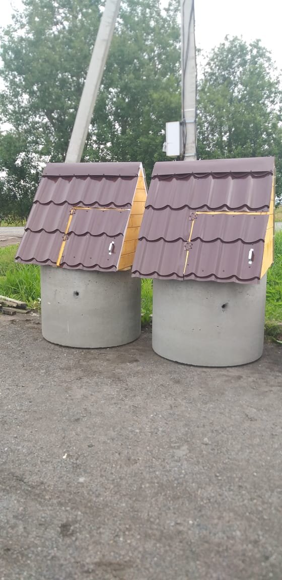 Фото и работа автора. ﻿Под конец я смог сделать 2 домика на колодец, наподобие тех что приходили к нам, и директор магазина купил их у меня перед моим уходом.  