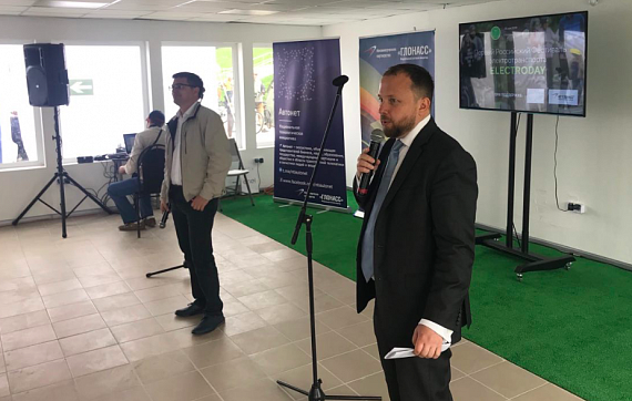 слева направо - Генадий Сиденко (МОЭСК) и ведущий "Лектория" Вадим Сахонько (технологический эксперт НП «ГЛОНАСС»)