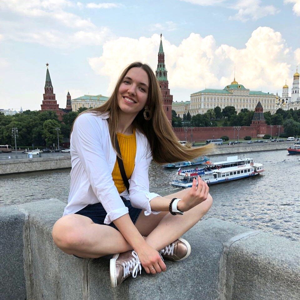 На фоне Кремля — главного символа  столицы 