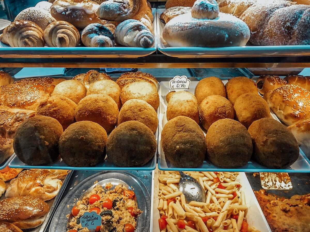 Аранчини продаются на каждом шагу